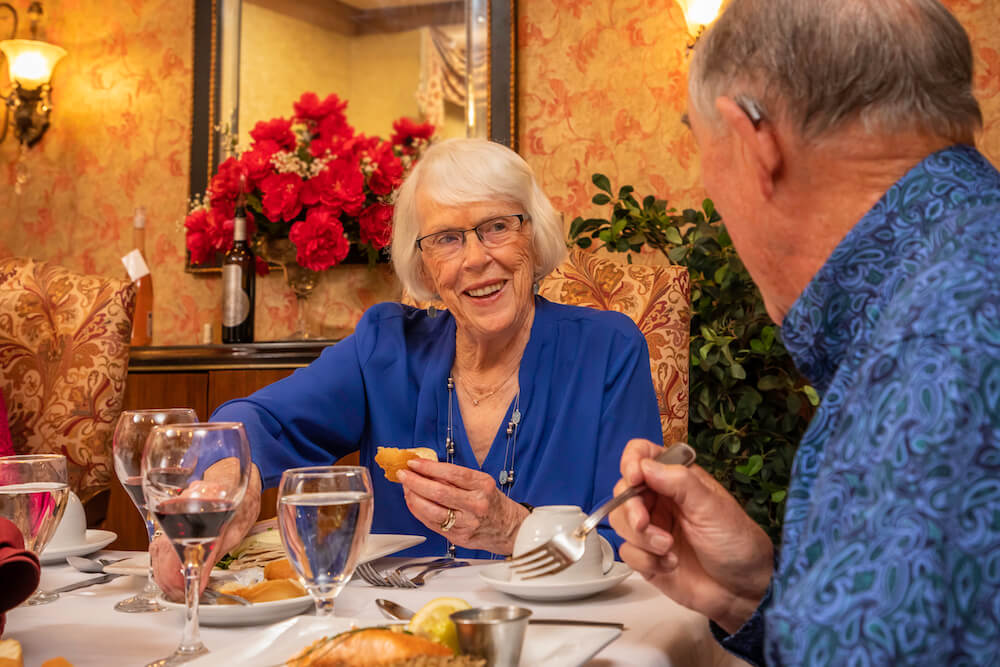 Residents dining at Las Ventanas